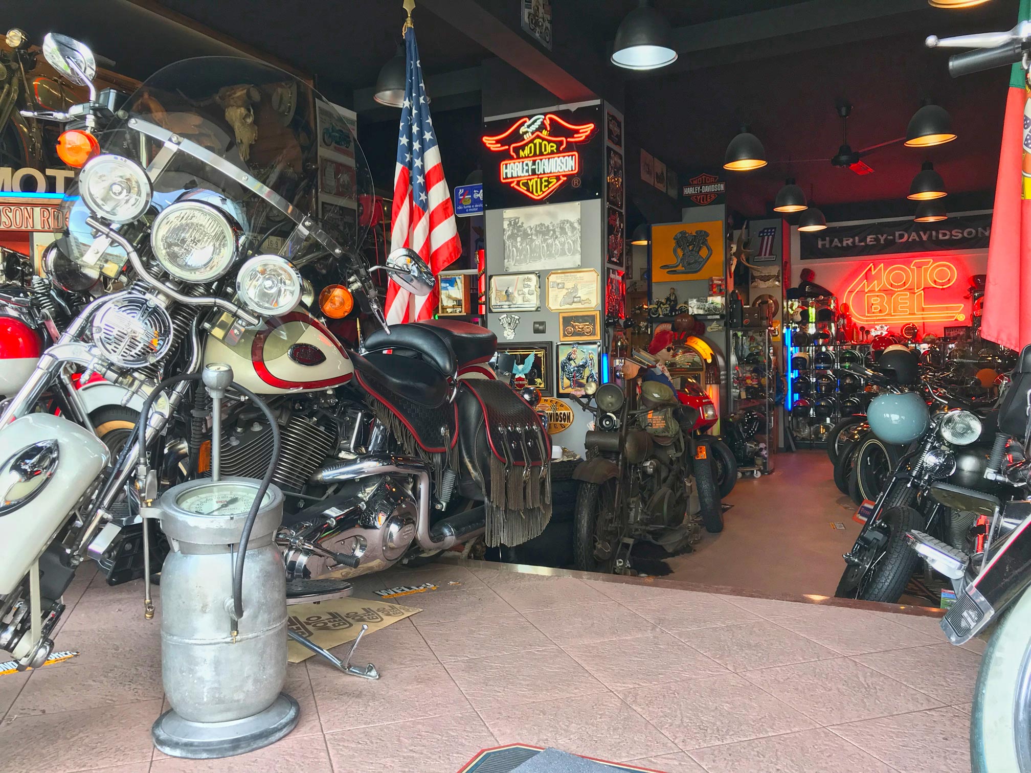 Interior da loja Motobel, com motos, peças e acessórios